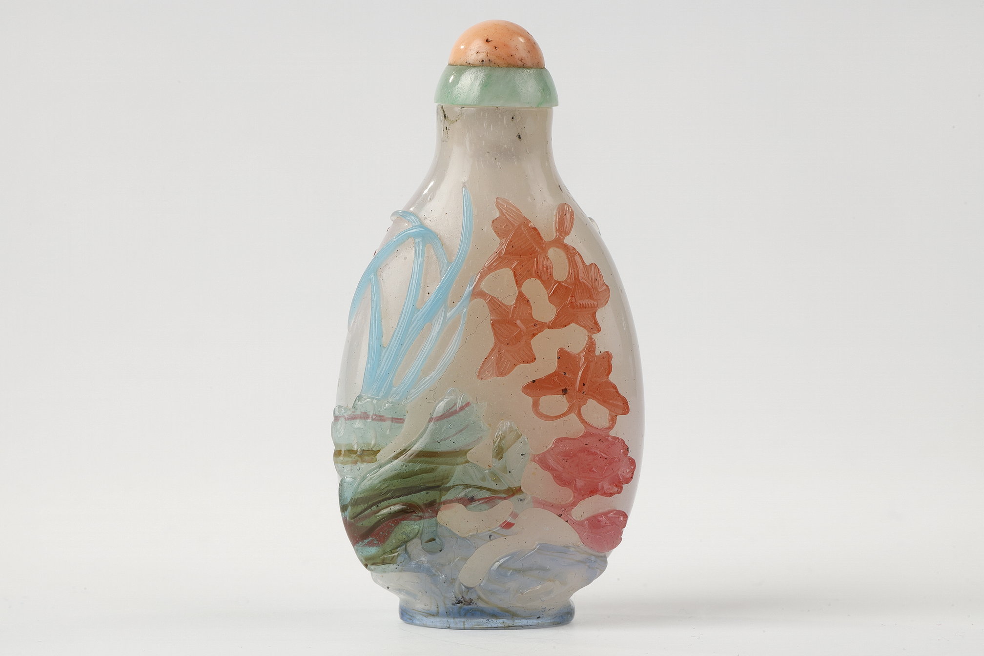 Five-colors glass overlay snuff bottle with a cat decor looking at a butterfly on one side and a dragonfly and flowery branches on the other.
China 1780/1820  H 6,3cm